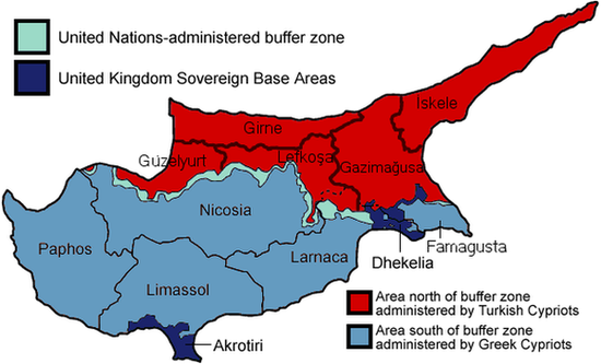 Административное деление Турецкой Республики Северного Кипра (красный цвет) и Республики Кипр (синий цвет), а также британские военные базы Акротири и Декелия (тёмно-синий цвет) и буферная зона безопасности (голубой цвет)