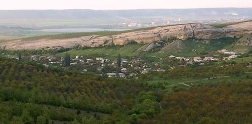 Вид на село Белокаменное (Сююр-Таш) со скалы Курбан-Кая (Фото: Олекса Гайворонский, 2008)