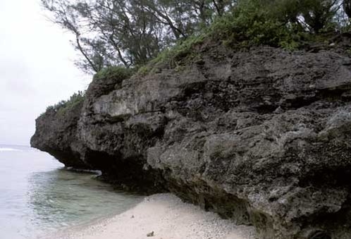 Береговые скалы острова Атиу