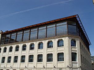«Здание Карбонель» — бывший фабричный корпус, в котором ныне размещается Высшая политехническая школа Алькоя (отделение Валенсийского политехнического университета)