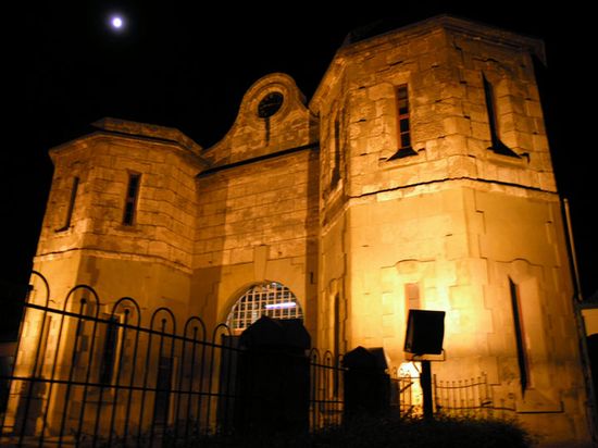 Тюрьма Фримантла ночью.