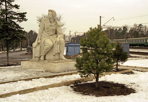 Памятник А. С. Пушкину рядом с железнодорожной платформой в Томилино