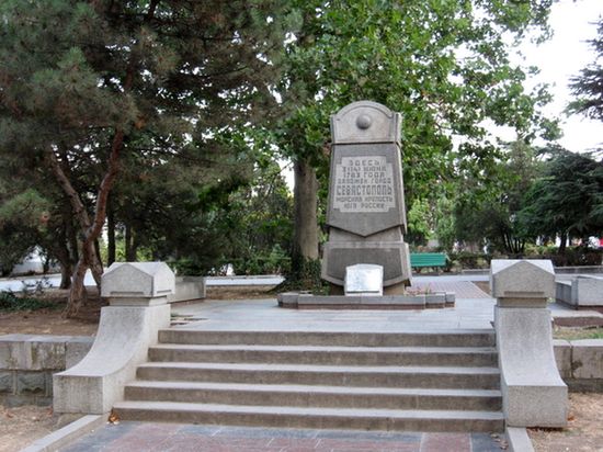 Памятный знак на месте закладки Севастополя на современной площади Нахимова