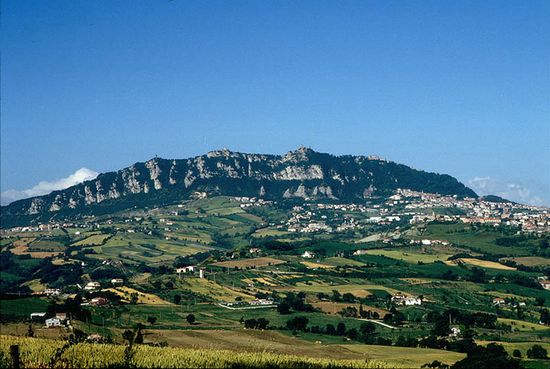 Гора Монте-Титано с её башнями — один из символов Сан-Марино