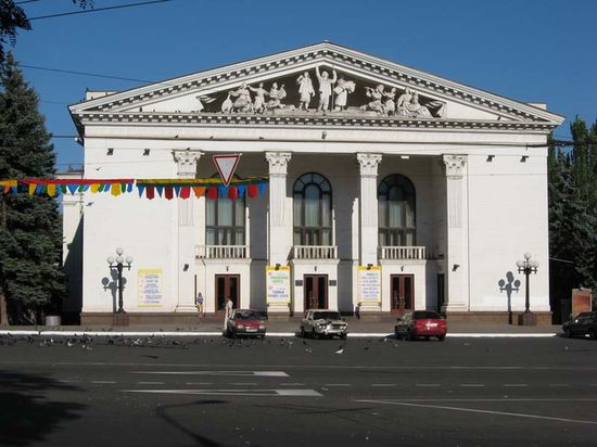 Драмтеатр (западный фасад)