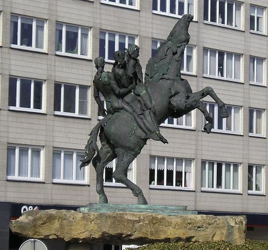Памятник в Дендермонде