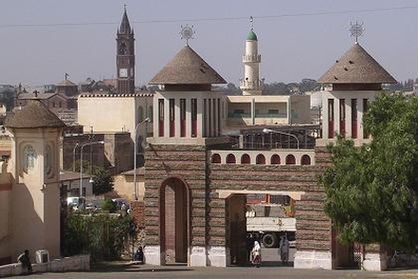 Православная церковь Энда Мариам, католический собор и мечеть Аль Хулифа Аль Рашидун (на переднем плане, на заднем плане слева и справа, соответственно) в столице Асмэра
