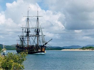 Джеймс Кук исследовал побережье Австралии на корабле Endeavour. Копия этого корабля была построена в 1988 году к двухсотлетию открытия Австралии.