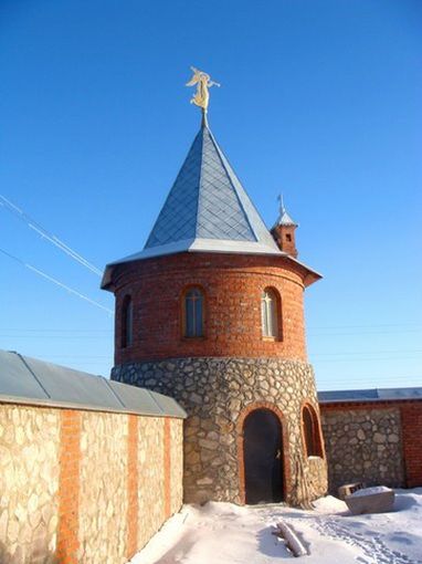 Свято-Покровский женский монастырь был перенесен на нынешнее место в 1819 году. В годы советской власти был закрыт, а затем полностью уничтожен. Вновь восстановлен лишь в конце XX века.