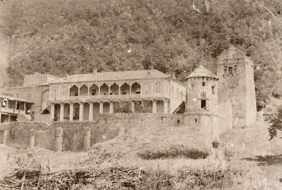 Дворец-замок ксанских эриставов, построенный в конце XVI — начале XVII вв. Фотография 1886 года.