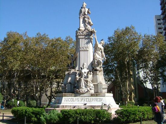 Памятник Николасу Авельянеде на площади Альсина.