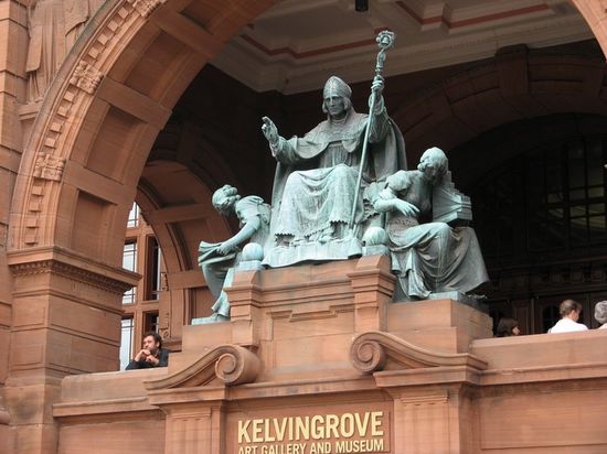 Статуя св. Мунго на фасаде галереи Келвингроув