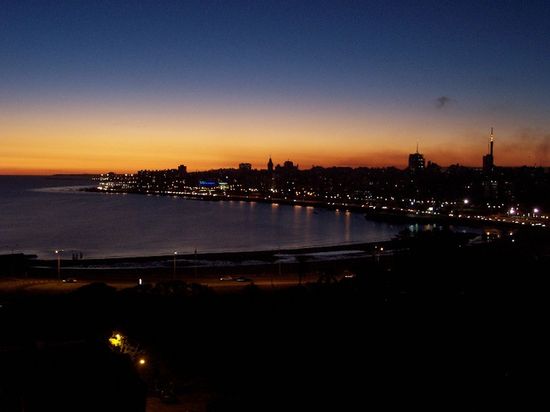 Панорама города Монтевидео в ночи.