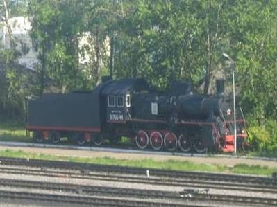Паровоз Э-766-44, осуществлявший военные перевозки в годы Великой Отечественной войны и установленный на вечную стоянку на станции Сонково в 1995 году.