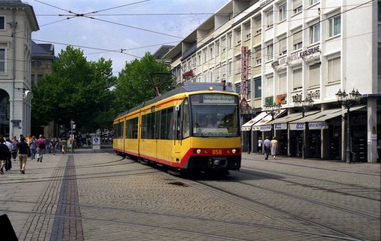 Жёлтые трамваи-поезда — характерная черта города