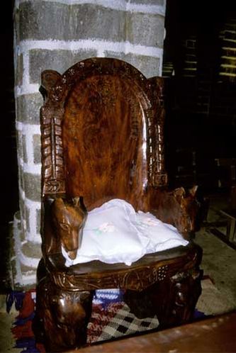 Трон королей Увеа, сделанный из железного дерева. Сейчас находится в церкви Мата-Уту.