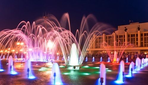 Поющий фонтан на центральной площади ночью
