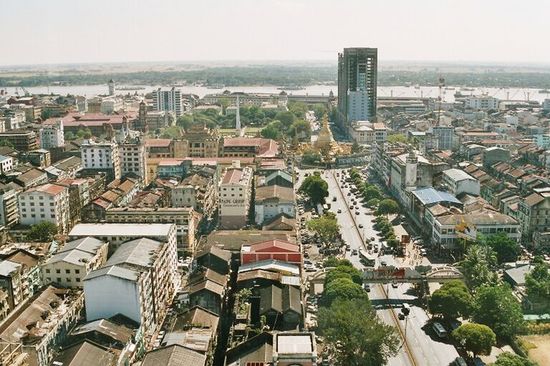 Вид города Рангуна со ступой Суле на центральной площади