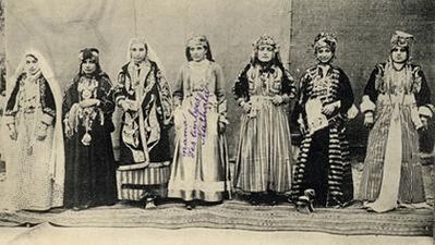Богатые женщины Урфы в национальных костюмах. Фото начала XX века