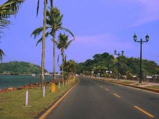 Насыпная дорога, соединяющаяя острова Наос, Перико и Фламенго с континентом.