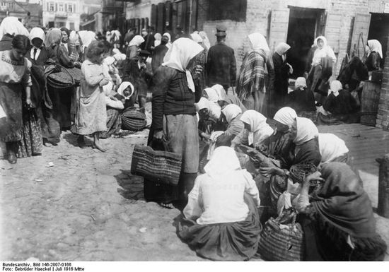 Рынок в Лиде, июль 1916 года.