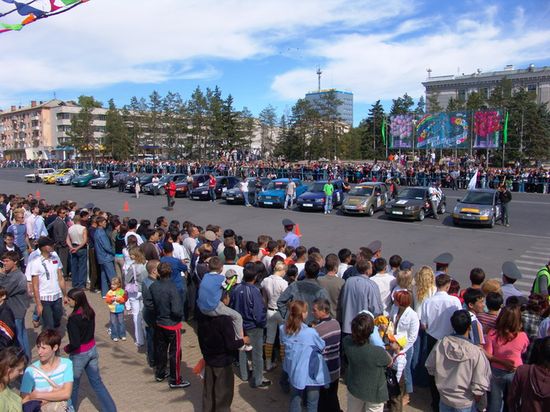 Построение участников любительских автогонок на Центральной площади Павлодара, празднование Дня города, 26 августа 2006 г.