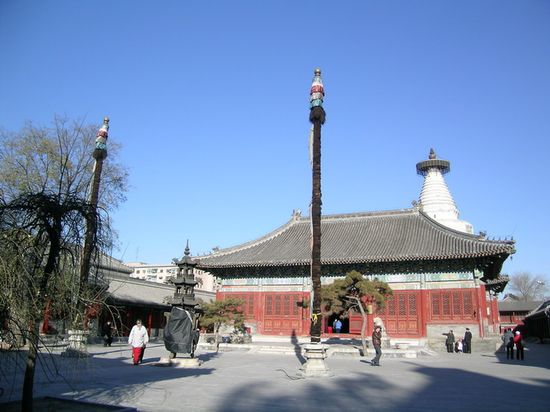 Храм Мяоин — один из самых известных буддистских храмов Пекина.