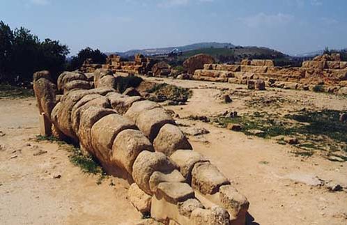 От храма Зевса сохранилась гигантская фигура атланта.