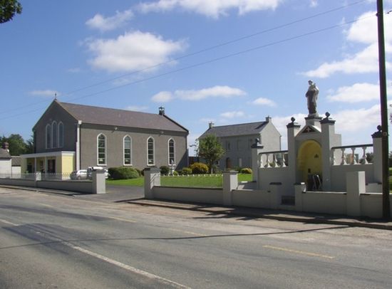Местная церковь и статуя святого Альберта