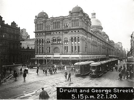 Трамваи в Сиднее в 1920 году возле Дома королевы Виктории  на углу улиц Друитт и Джордж