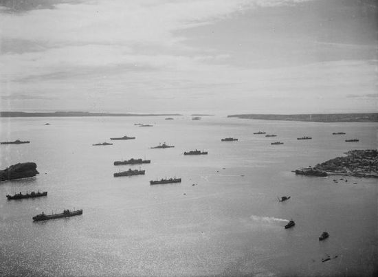 Военные и торговые британские корабли в гавани Анциранана после падения Режима Виши 13 мая 1942