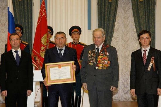Церемония вручения грамоты о присвоении Нальчику почётного звания «Город воинской славы» президентом Д. А. Медведевым. 4 мая 2010 года.