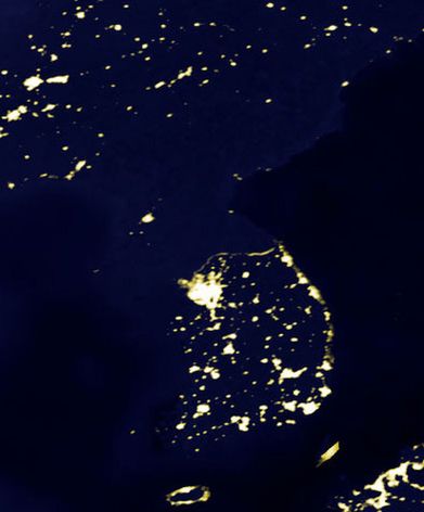 Изображение Корейского полуострова ночью, созданное с использованием спутниковых фотографий