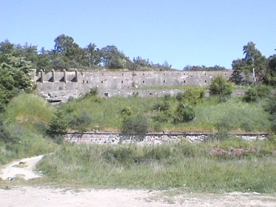 Вид на строения рядом с шахтой «Анна» со стороны моря