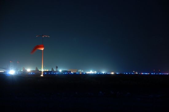 Ночной вид на Международный аэропорт Кандагара .