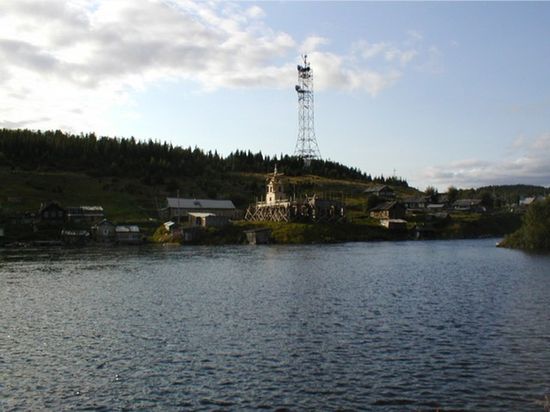 Радиовышка и церковь на правом берегу реки Умбы