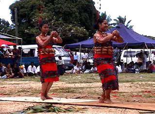 Танец ула, как и любой другой тонганский танец, начинается с похлопывания в ладоши.