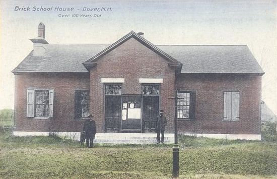 Кирпичное здание школы. Открытка 1910-х гг