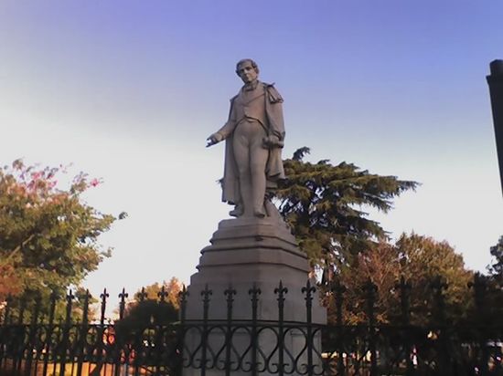 Памятник Мариано Морено (1788-1811), на центре одноименной площади