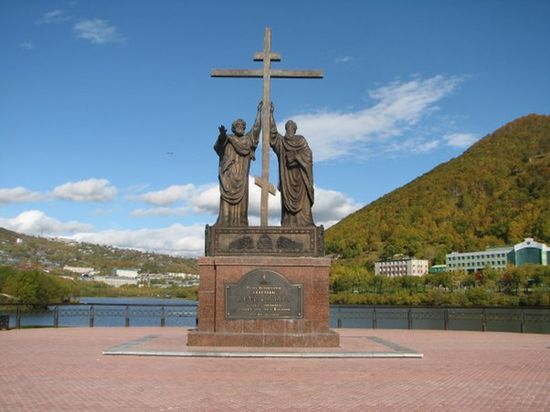 Памятник апостолам св. Петру и св. Павлу в центре города, на набережной Култучного озера