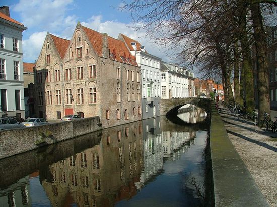 Через Брюгге, который иногда называют «Венецией Севера», проходит множество водных путей.