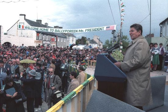 Толпа жителей Баллипорина, слушающая президента США Рейгана