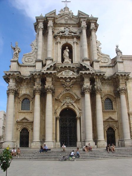 Городской собор — образец сицилийского барокко.