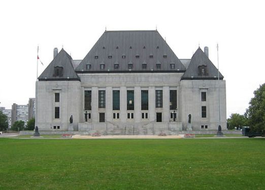 Верховный суд Канады в Оттаве, к западу от Парламентского холма.