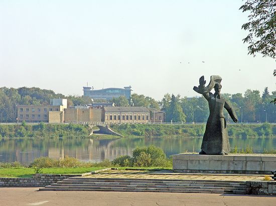 Памятник Защитникам города, на заднем плане река Даугава, районная управа и гостиница «Park Hotel Latgola»