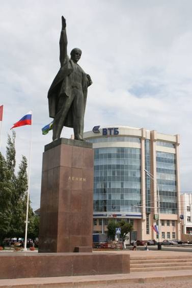 Памятник В. И. Ленину на Интернациональной улице.