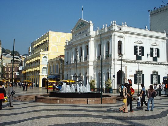 Центр старого Макао — площадь Сенаду (Сенатская, порт. Largo do Senado, кит. 議事亭前地), известна мостовой из волнистой мозаики.