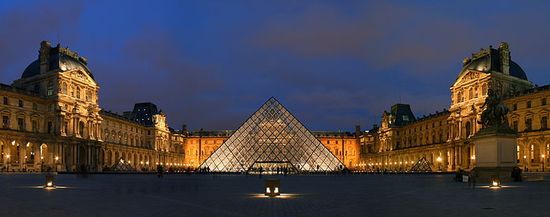 Лувр с подсвеченной стеклянной пирамидой, служащей главным входом в музей