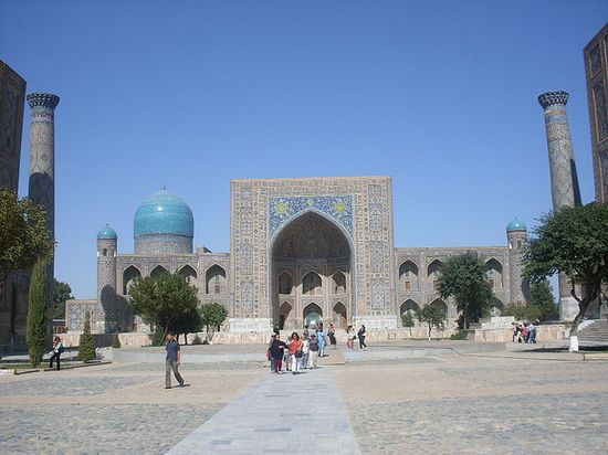 Медресе Тилля Кари на площади Регистан в Самарканде.