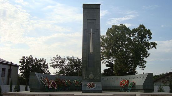 Монумент « » («Воинам освободителям»), посвященный участникам Карабахской войны.